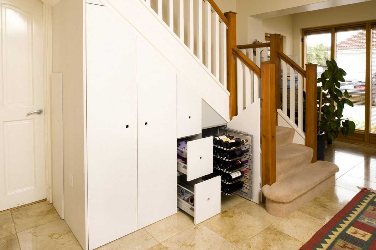 Гардеробная под лестницей в частном доме: фотографии встроенного шкафа