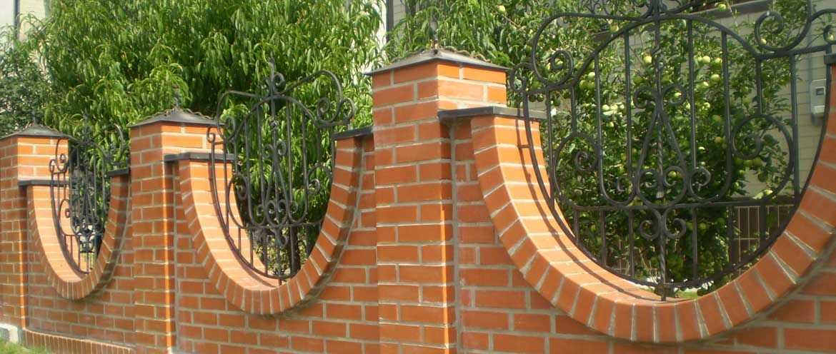 Забор с кирпичными столбами: какой материал, способ кладки и форма лучше всего