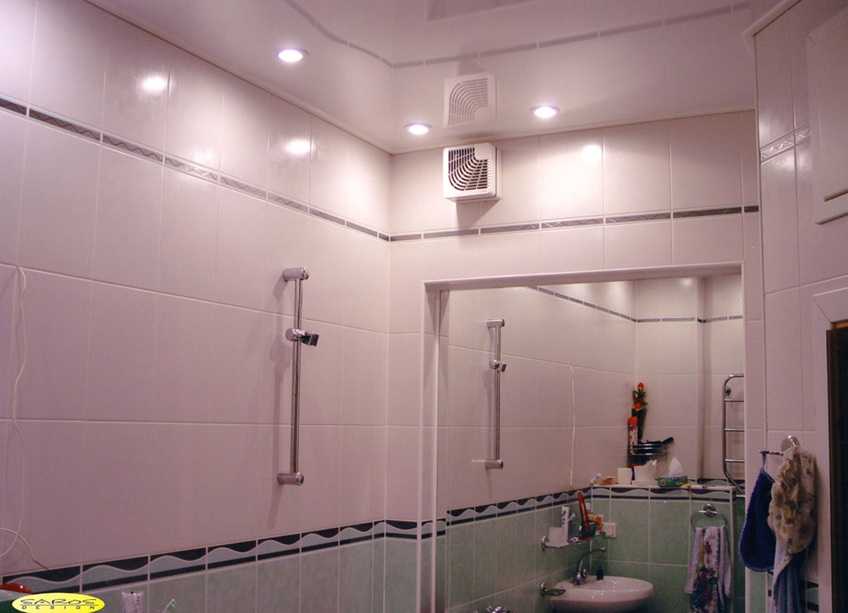 Делаем натяжной потолок в ванной и туалете: плюсы и минусы