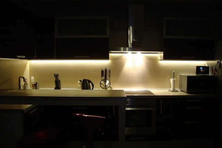 Как правильно организовать освещение в кухне-гостиной?