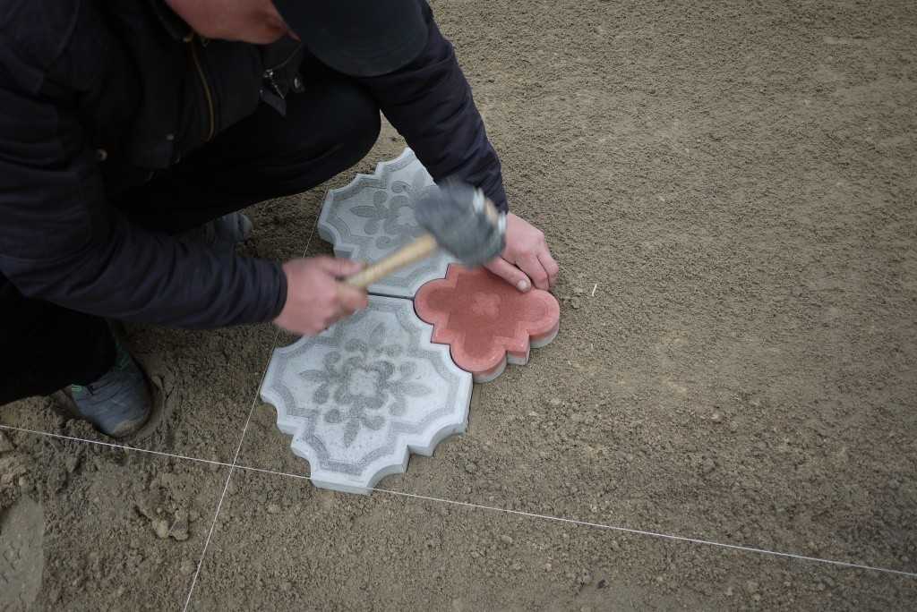 Укладка тротуарной плитки своими руками: пошаговая инструкция по укладке. 125 фото, видео и правила