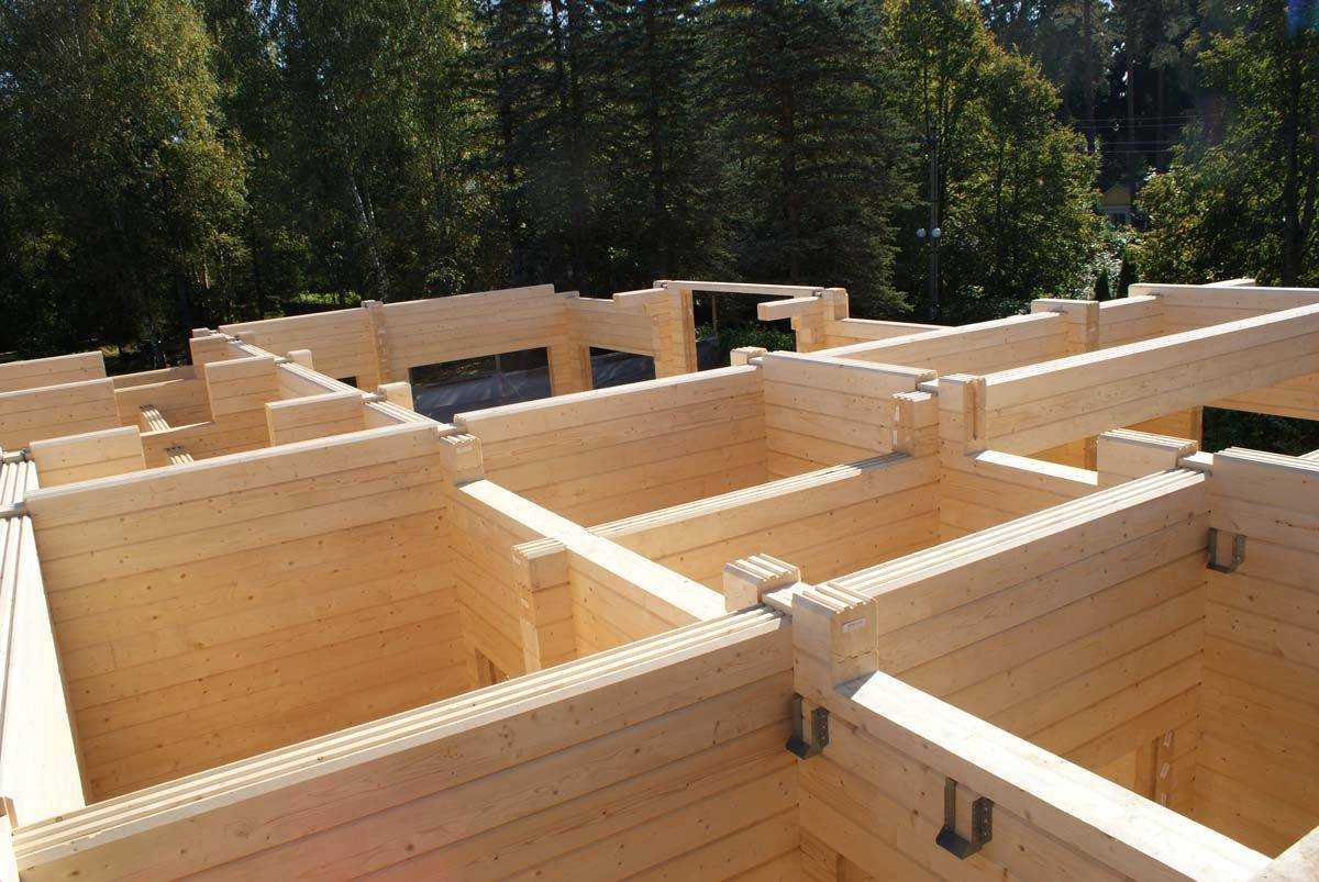 Проекты домов из бруса (100 фото): деревянные постройки для постоянного проживания, готовые чертежи брусовых конструкций с гаражом