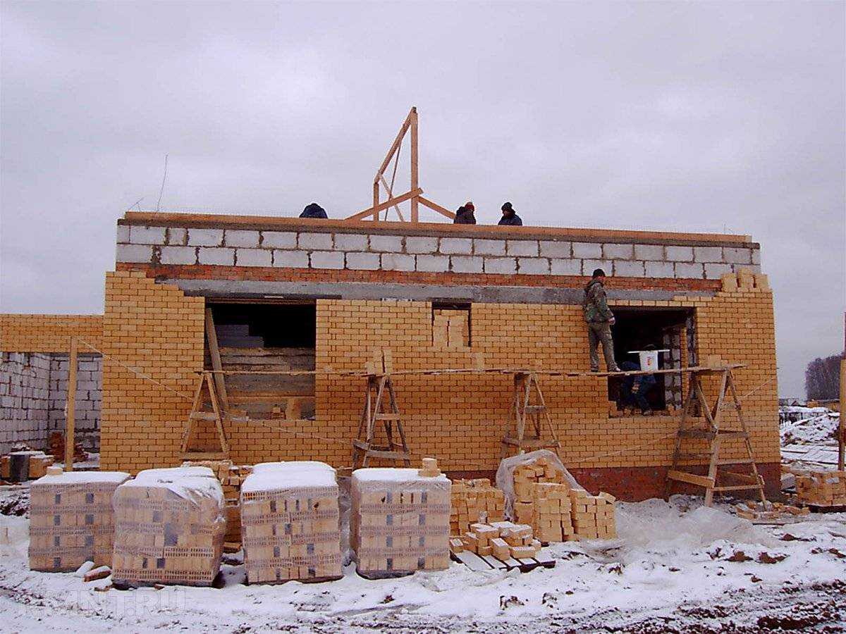 Строительство дома зимой — какие строительные работы выполнять в зимний период.