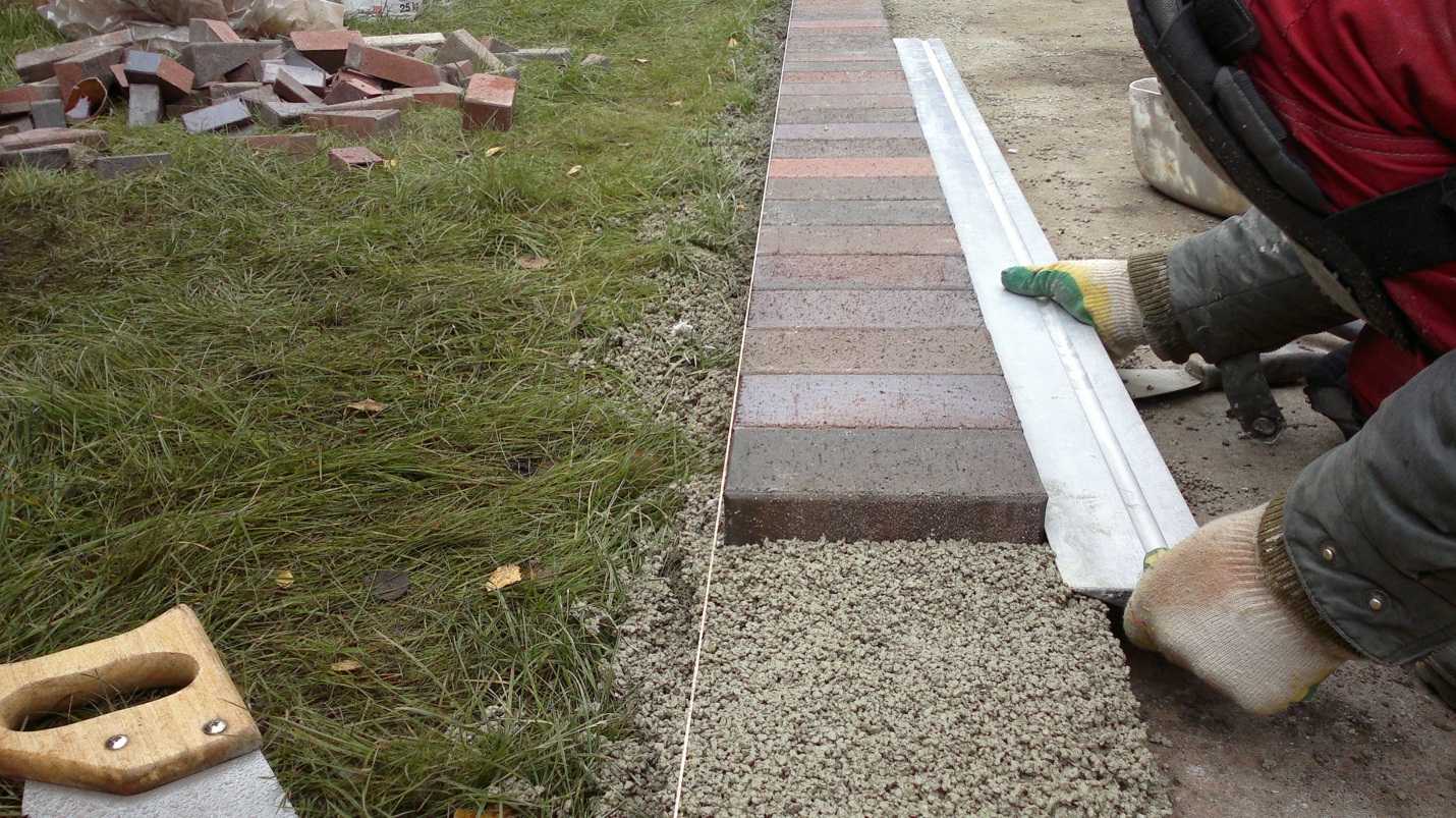 Дорожка из тротуарной плитки на даче: как уложить своими руками | дизайн участка (огород.ru)