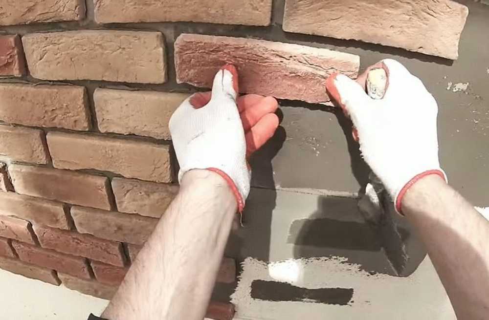 Укладка гипсовой плитки (44 фото): как класть изделие под кирпич и камень на стену, как сделать плитку своими руками, облицовка камина