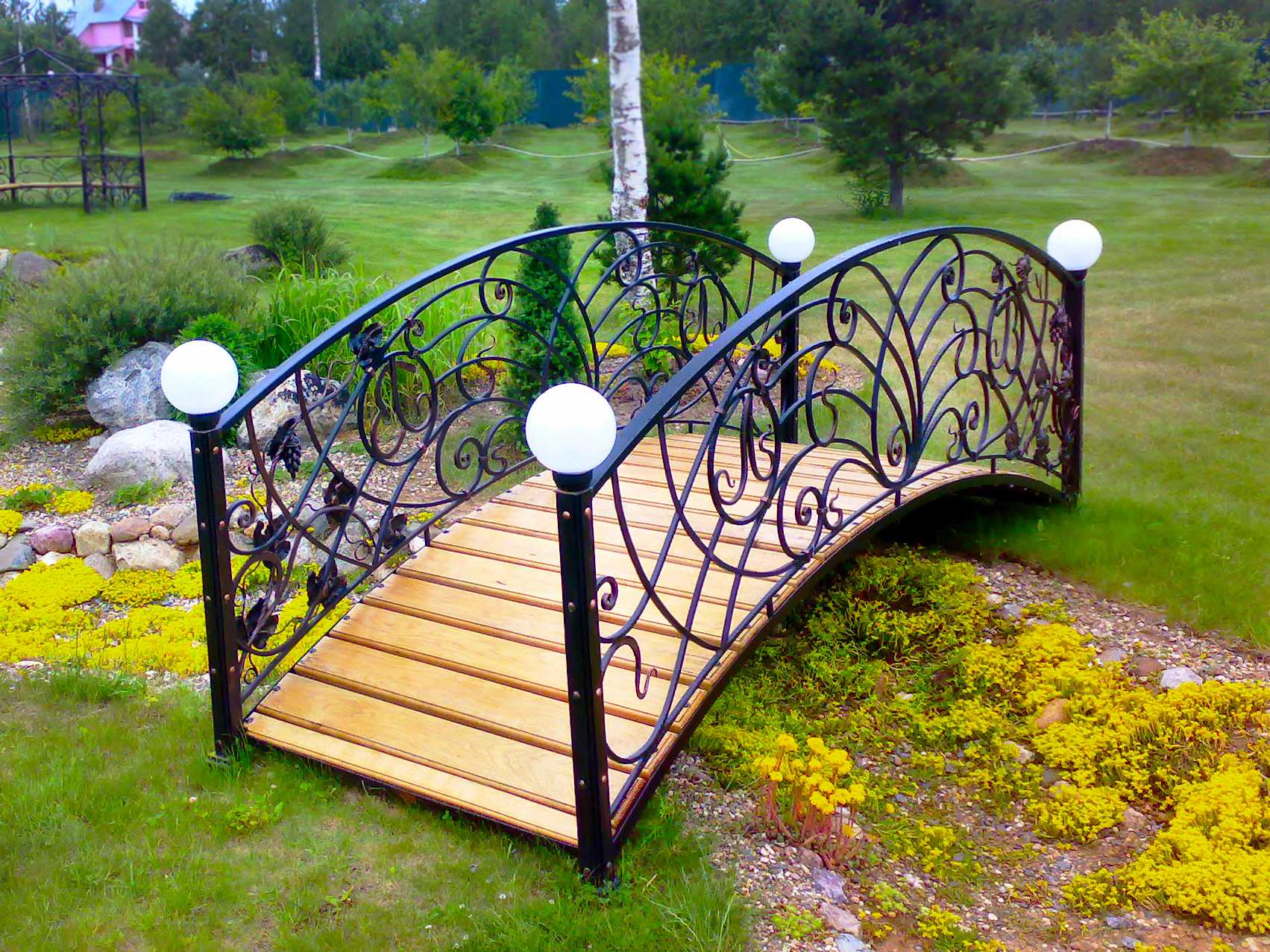 Садовый мостик – оригинальное украшение дачной территории