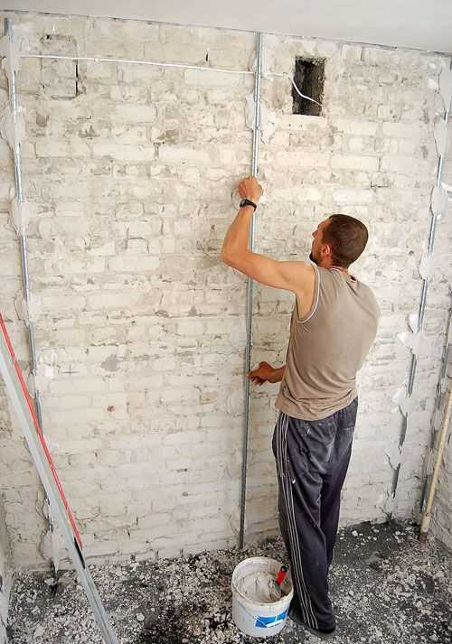 При приготовлении раствора для штукатурки стен по маякам необходимо учитывать целевое назначение помещений эксплуатационные и технические характеристики