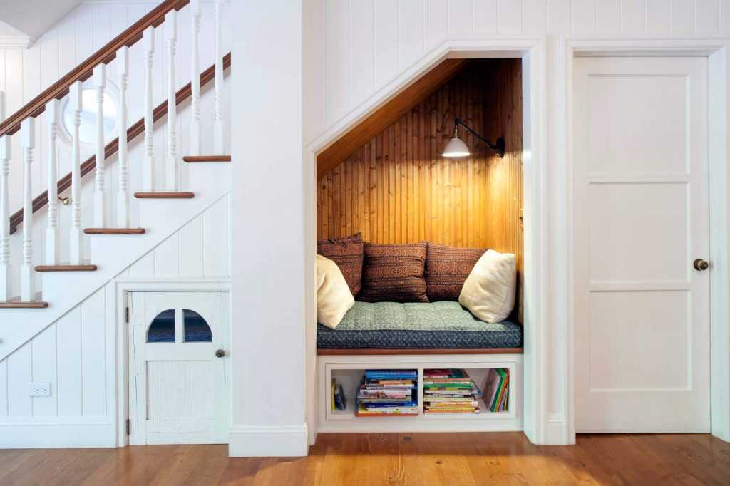 Лучшие идеи гардеробной в частном доме под лестницей