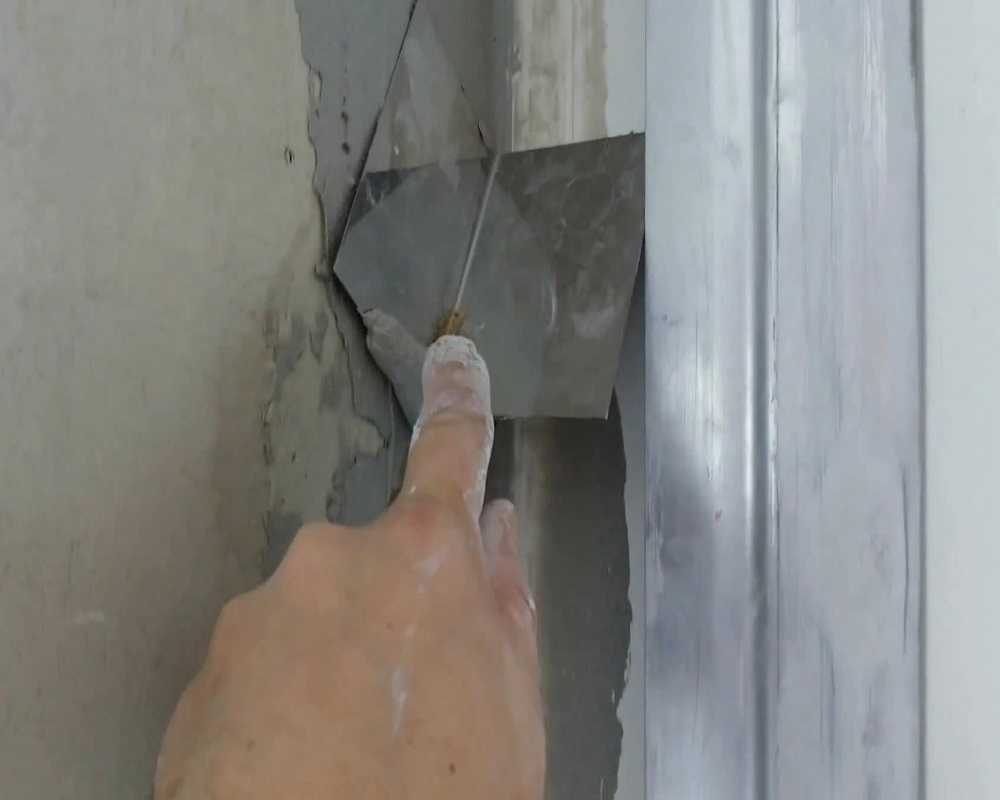 Многие владельцы квартир довольно профессионально научились подготавливать поверхности стен под оклейку и окрашивание но при столкновении с вопросом того как выровнять углы стен под 90 градусов обычно у новичков возникает ступор