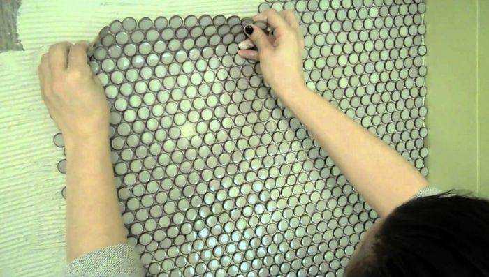 Как клеить мозаику на стены: на сетке для ванной +30 фото