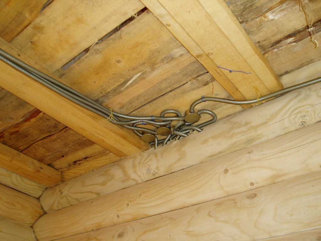 Электропроводка в деревянном доме своими руками: пошаговая инструкция по прокладке