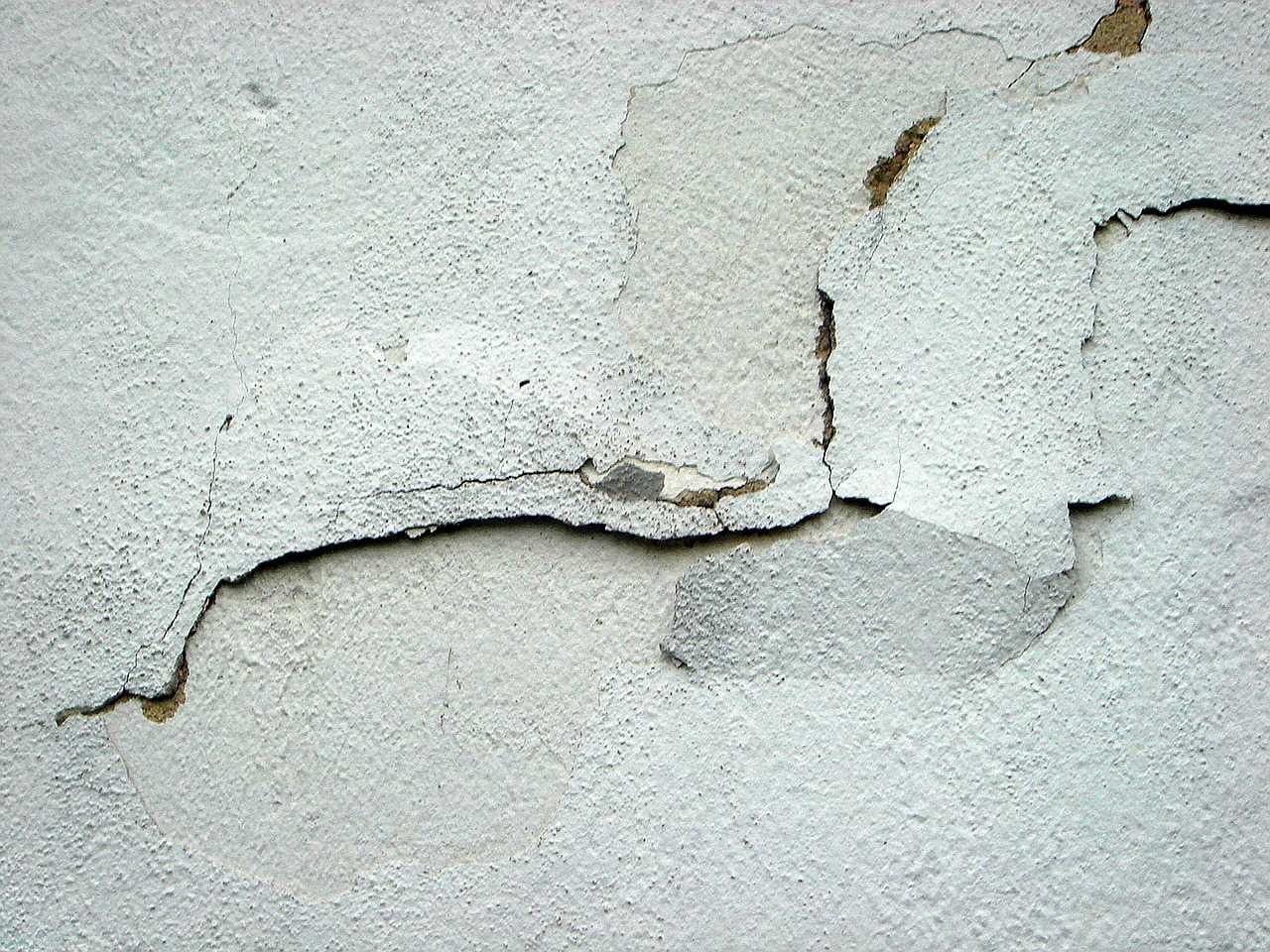 Как заделать трещины на фасаде, цоколе и на внутренних стенах