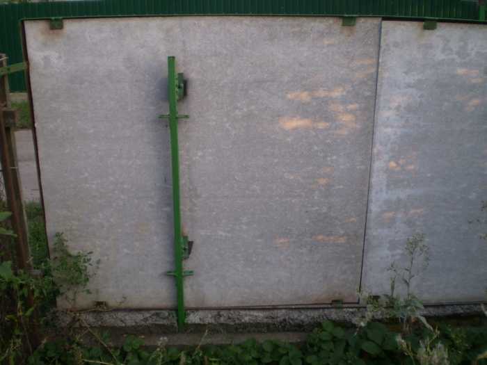 Забор из шифера (28 фото): варианты из волнового и плоского материала, железный шиферный забор