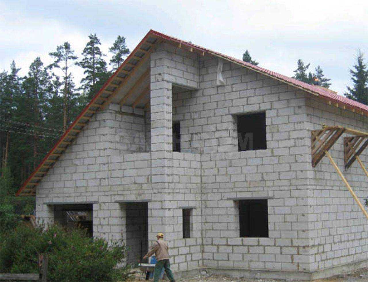 Как построить одноэтажный дом из пеноблоков: возведение фундамента, кладка стен и установка крыши