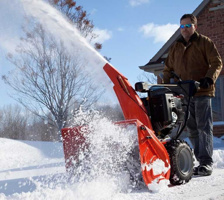 Бензиновые снегоуборочные машины для дачи: преимущества, недостатки и лучшие модели