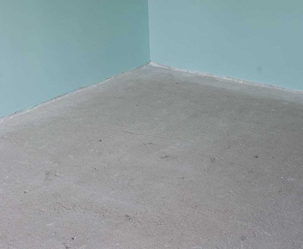 Укладка ламинатных панелей в квартире должна выполняться только на идеально ровную сухую плоскость Предельные перепады горизонтального уровня не должны превышать 2 мм на метр длины