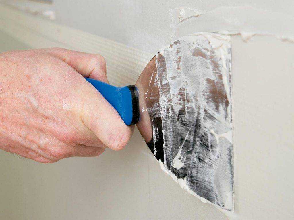 Как заделать трещины в оштукатуренном потолке