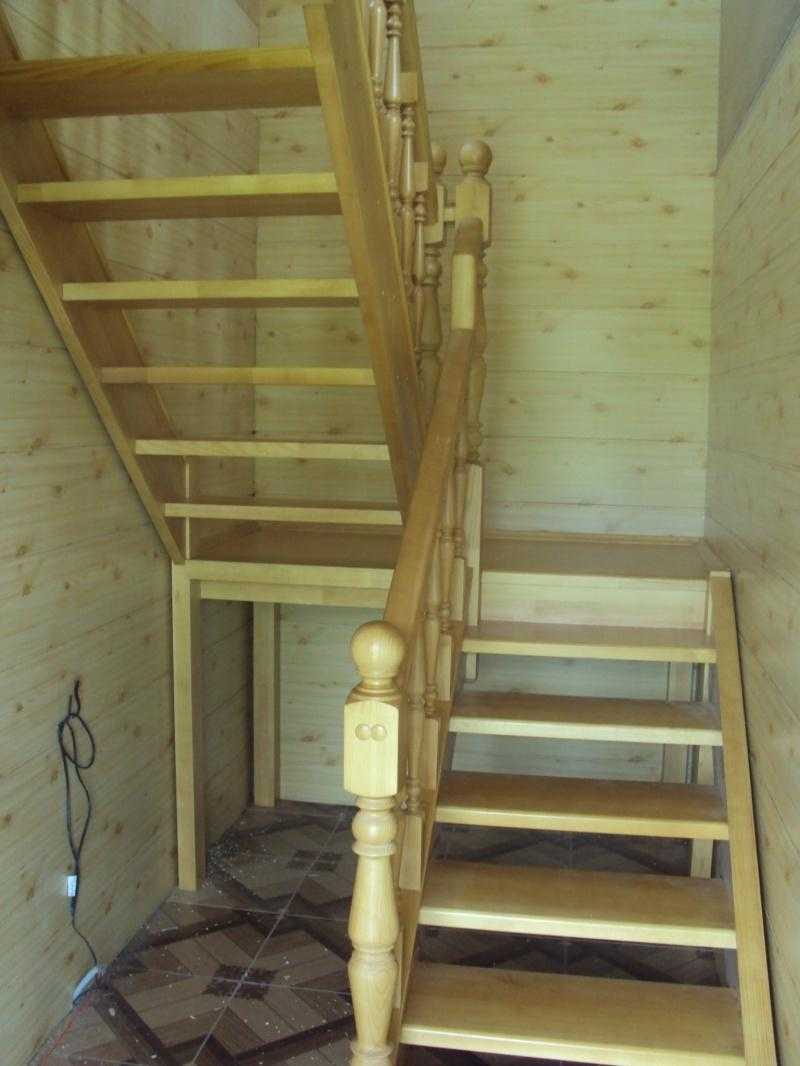 Самая простая лестница. Двухмаршевые лестницы на второй этаж в частном доме. Лестница на 2 этаж двухмаршевая. Одномаршевая деревянная лестница на второй этаж. Лестница на второй этаж деревянная двухмаршевая.