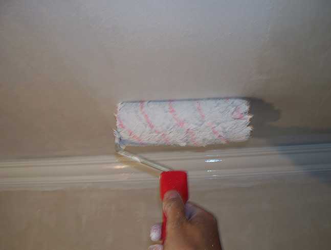 Покраска потолка водоэмульсионной краской своими руками: пошаговая инструкция с фото и видео