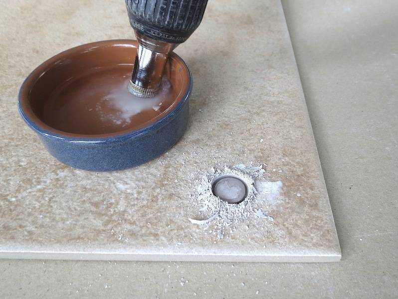 Как правильно просверлить отверстие в керамической плитке - только ремонт своими руками в квартире: фото, видео, инструкции
