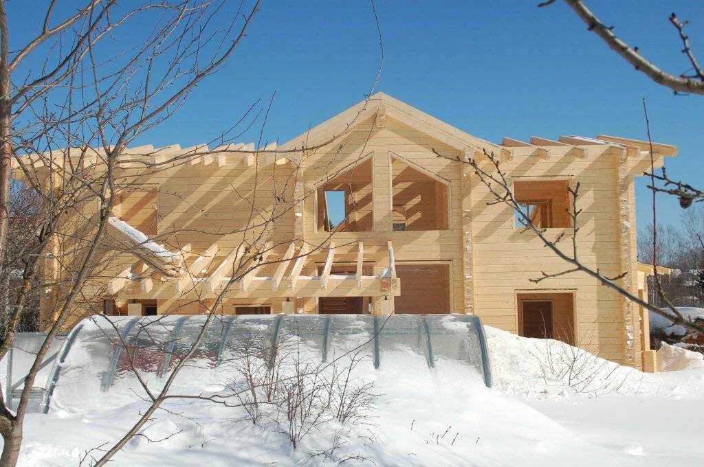 Строить дом зимой: плюсы и минусы. положительные стороны строительства дома из бруса в зимний период.