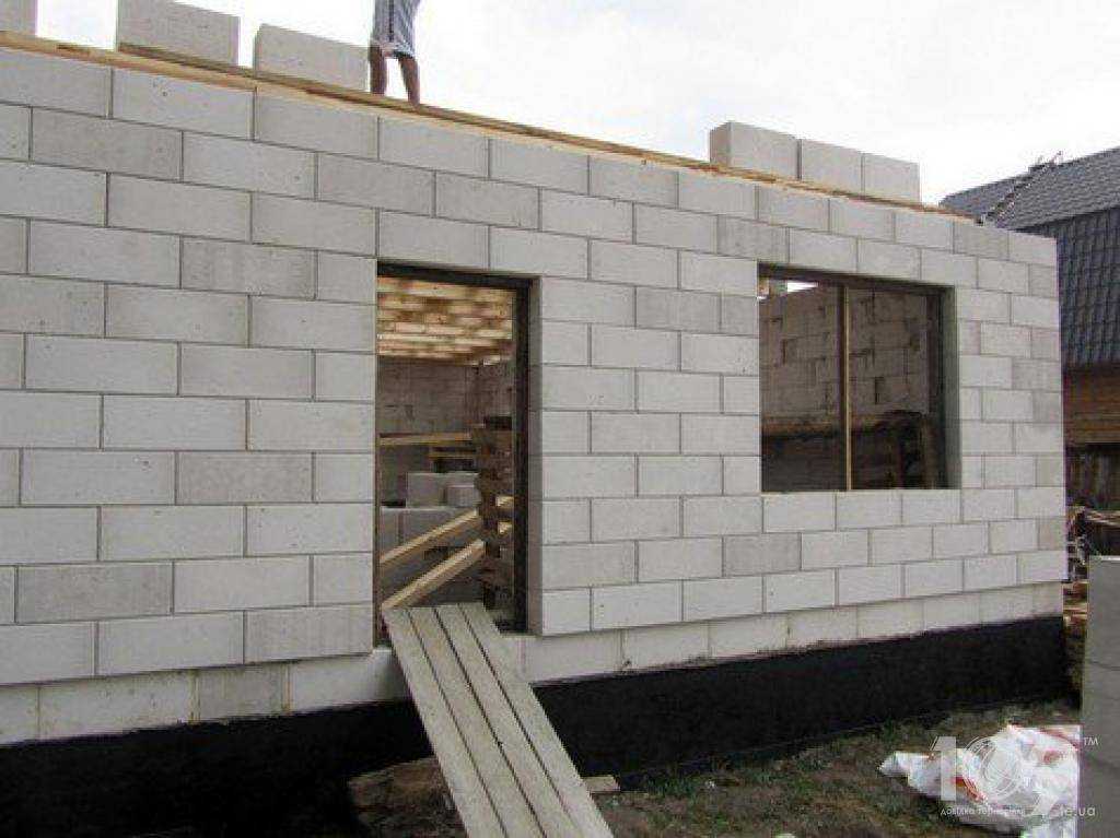 Строительство дома из пеноблоков своими руками - инструкция, топ-6 лучших производителей пеноблоков