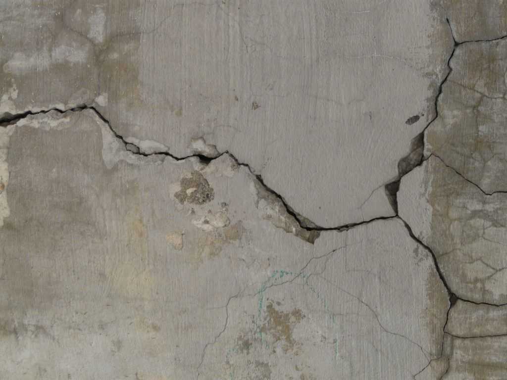Трещины под. Волосяные трещины в штукатурке. Трещина под обоями. Обои под потрескавшуюся штукатурку. Трещина в стене под обоями.