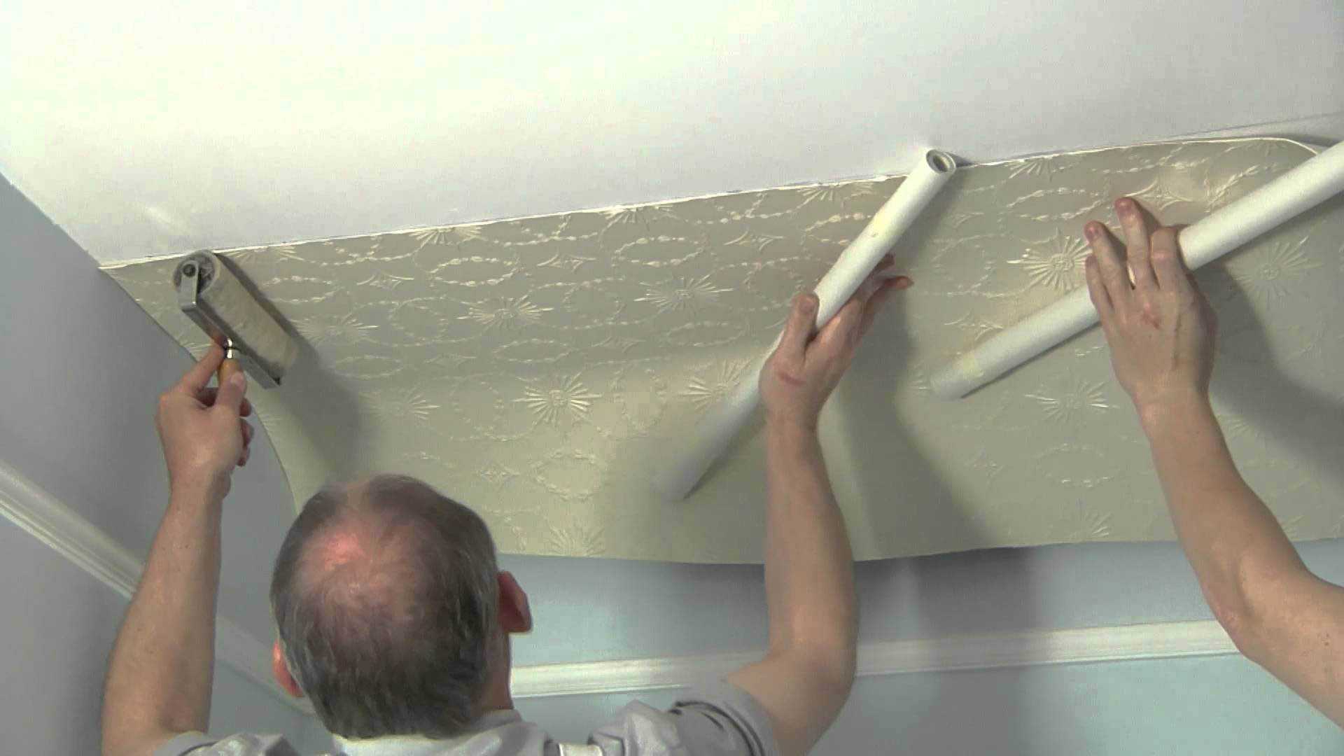 Как клеить флизелиновые обои на потолок – пошаговая инструкция + видео