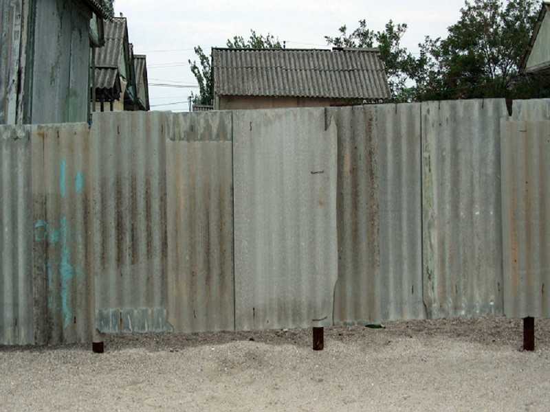 Забор из шифера своими руками - пошаговая инструкция