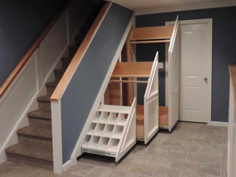 Все про встроенный шкаф под лестницей своими руками Способ правильного монтажа полок и его обшивка гипсокартоном а также технология установки раздвижных