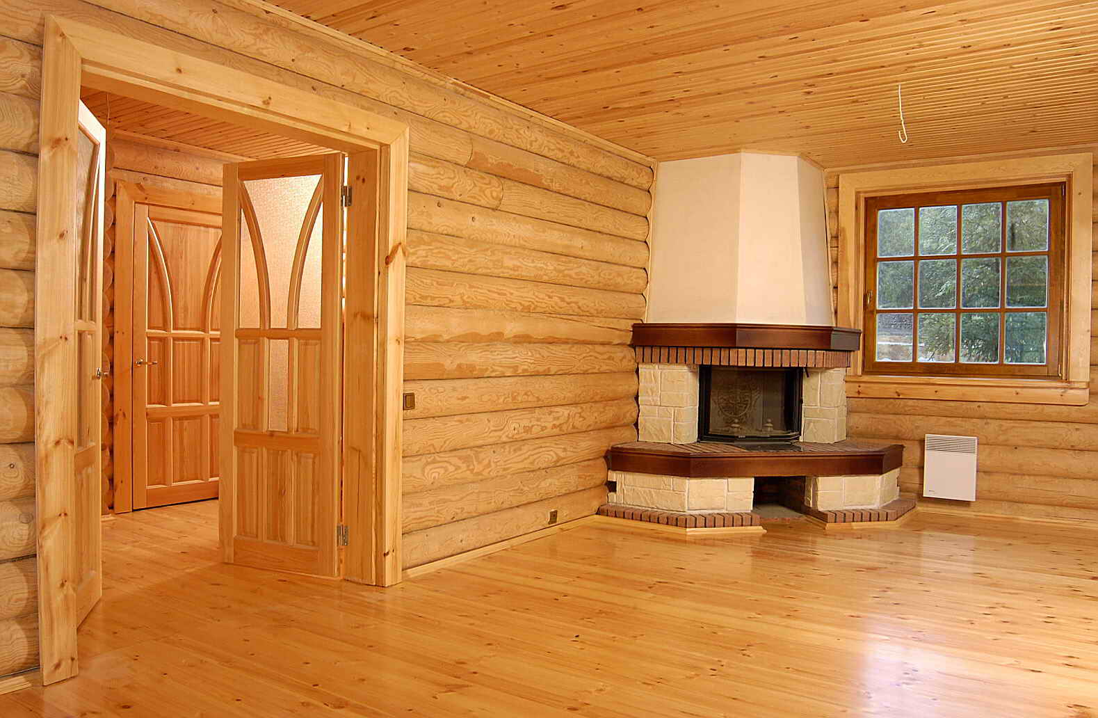 Отделка стен деревом (51 фото): как сделать внутри дома, внутренняя обшивка потолка комнаты, древесина в интерьере квартиры