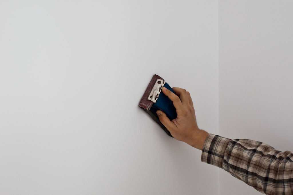 Чем шкурить стены после шпаклевки – выбираем абразив + видео