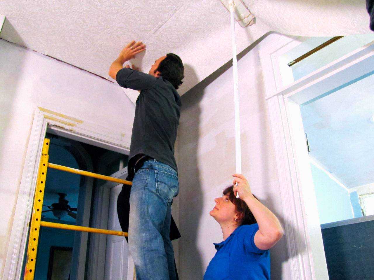Как клеить обои на потолок правильно - ваниловые и потолочные - своими руками: фото и видео-инструкция от мастеров