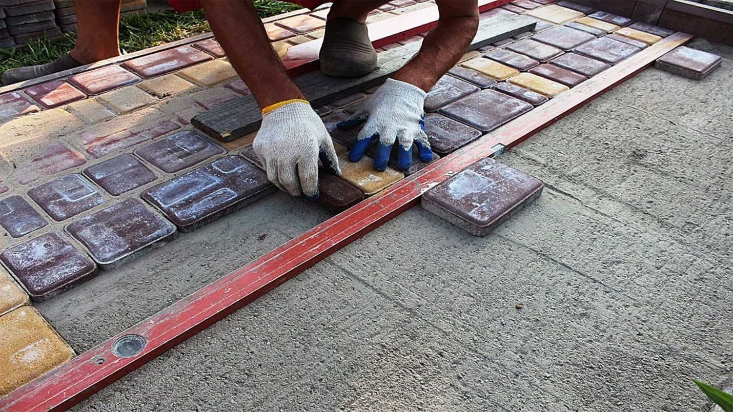 Отмостка из тротуарной плитки и брусчатки – как сделать отмостку из плитки вокруг дома своими руками фото-видео