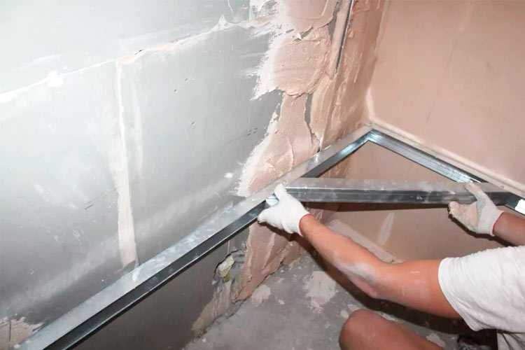 Как выровнять угол стены перфорированным уголком под шпаклевку в комнате?