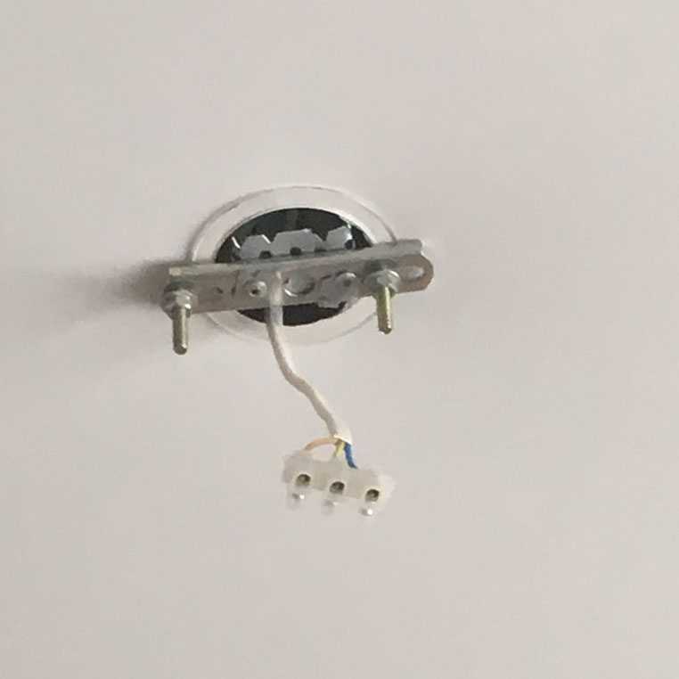 Установка люстры на натяжной потолок своими руками с помощью подробной фото инструкции и видео