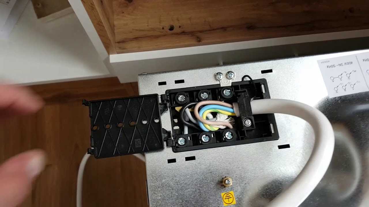 Подключение варочной панели к электросети Подбор кабеля Схемы подключения: однофазная двухфазная трехфазная Подсоединение разных типов плит Выбор розетки и вилки Рекомендации по установке