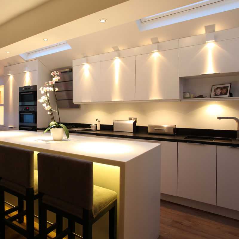 Световой дизайн освещения в кухне-гостиной