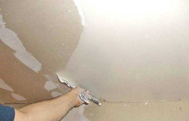 Как правильно шпаклевать потолок: пошаговая инструкция в 3 этапа