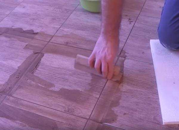 Как положить плитку на деревянный пол: обзор базовых вариантов укладки