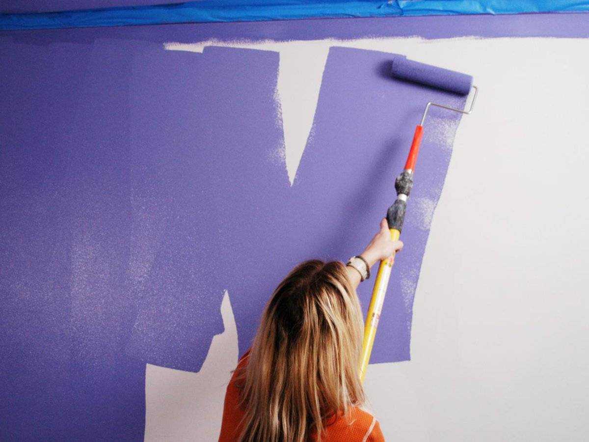 Как покрасить стены водоэмульсионной краской, без разводов и в ванной: как помыть их, правильно подготовить поверхности, в том числе масляные, поклеить обои, фото