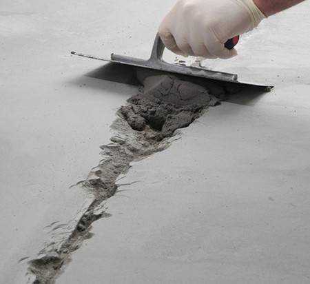 Ремонтные составы для заделки трещин в бетоне на основе эпоксидной смолы применяются для устранения небольших трещин в монолитном основании также эту смесь можно использовать для ремонта фундамента в частном доме