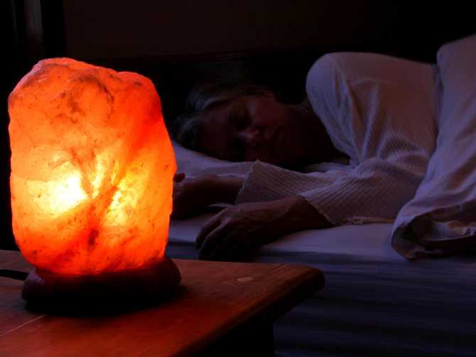 Излечит от стресса, насморка, храпа: польза и вред солевой лампы