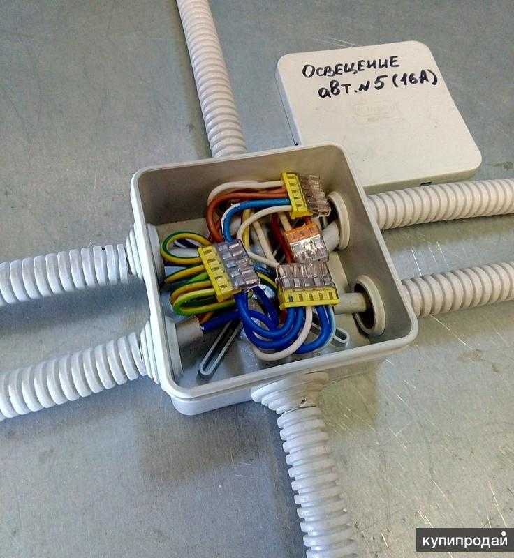 Соединение проводов в распределительной коробке для электропроводки