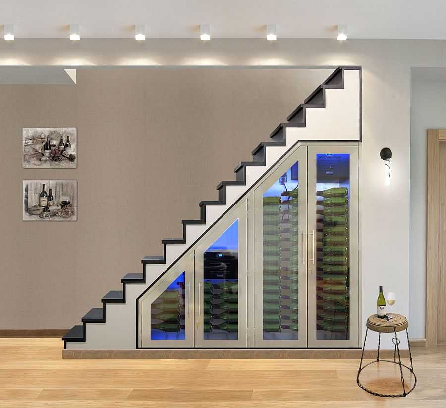 Шкаф под лестницей: фото идей в прихожей, купе и встроенный на втором этаже, как сделать своими руками деревянную на даче