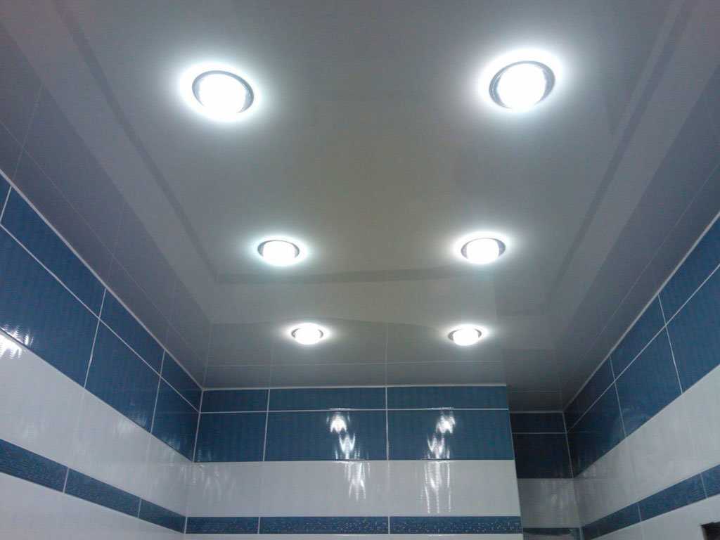 Светильники на потолок в ванной комнате: виды, размещение, монтаж | Название сайта