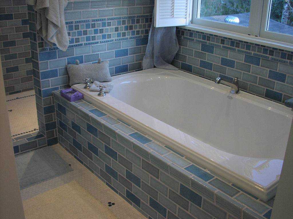 Как ванну обложить плиткой: устройство экрана и его облицовка | ремонт и дизайн ванной комнаты