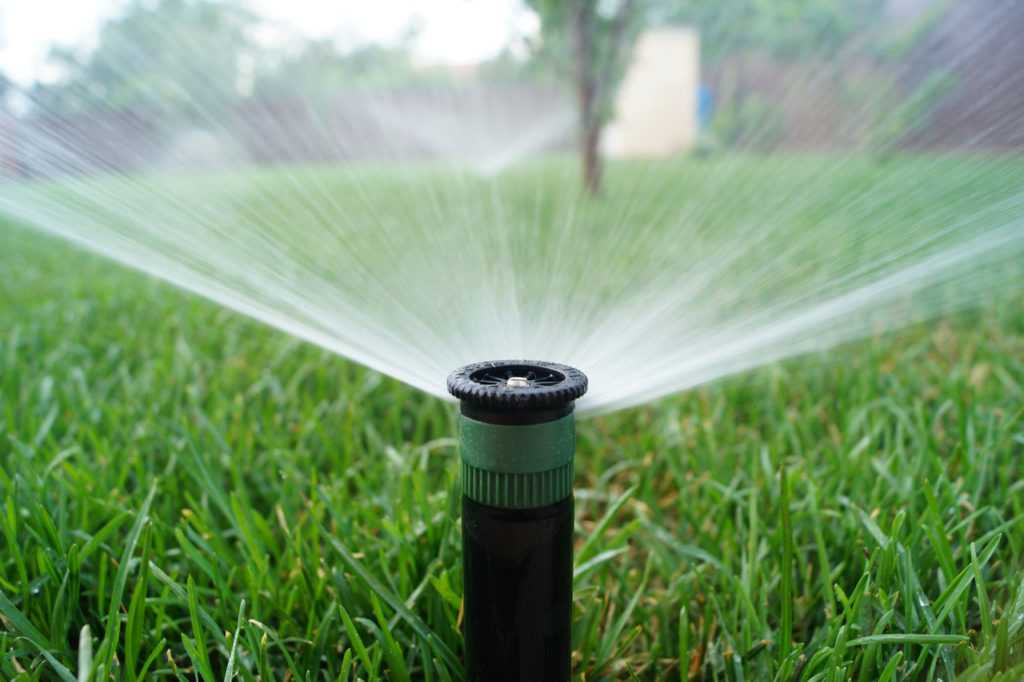 Топ-10 дождевателей для полива газона и огорода