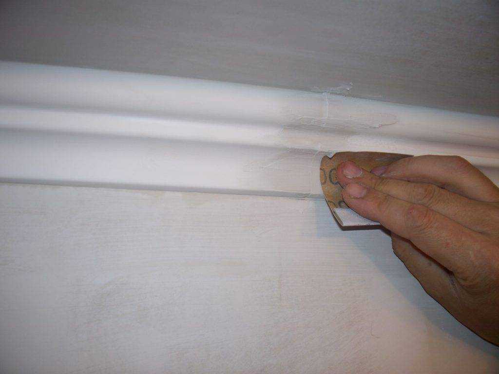 Как клеить потолочный плинтус из пенопласта: правильно наклеиваем на потолок своими руками