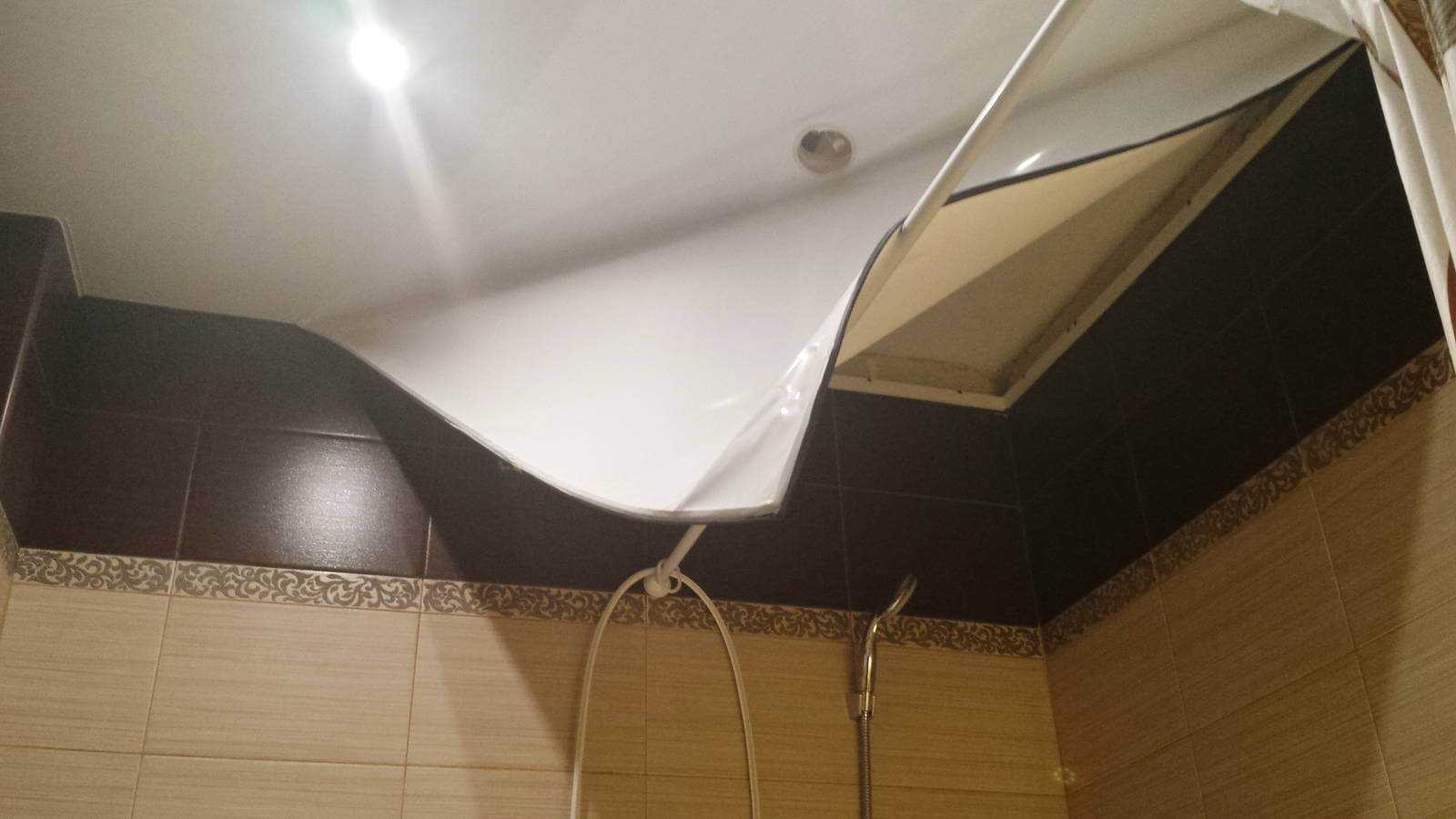 Плюсы и минусы использования натяжного потолка в ванной комнате
